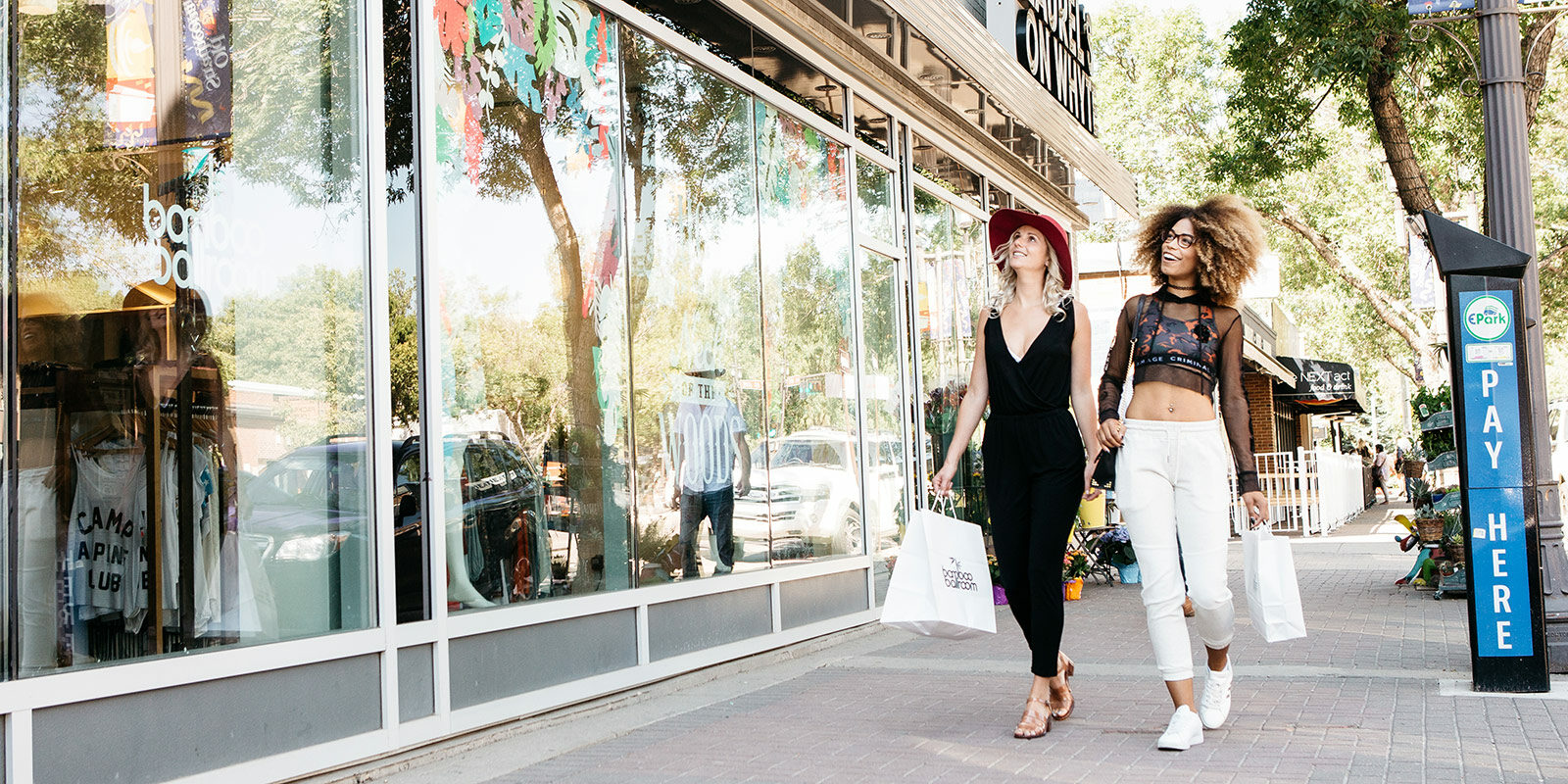 Dames aan het winkelen in Old Strathcona en Whyte Avenue | © Explore Edmonton
