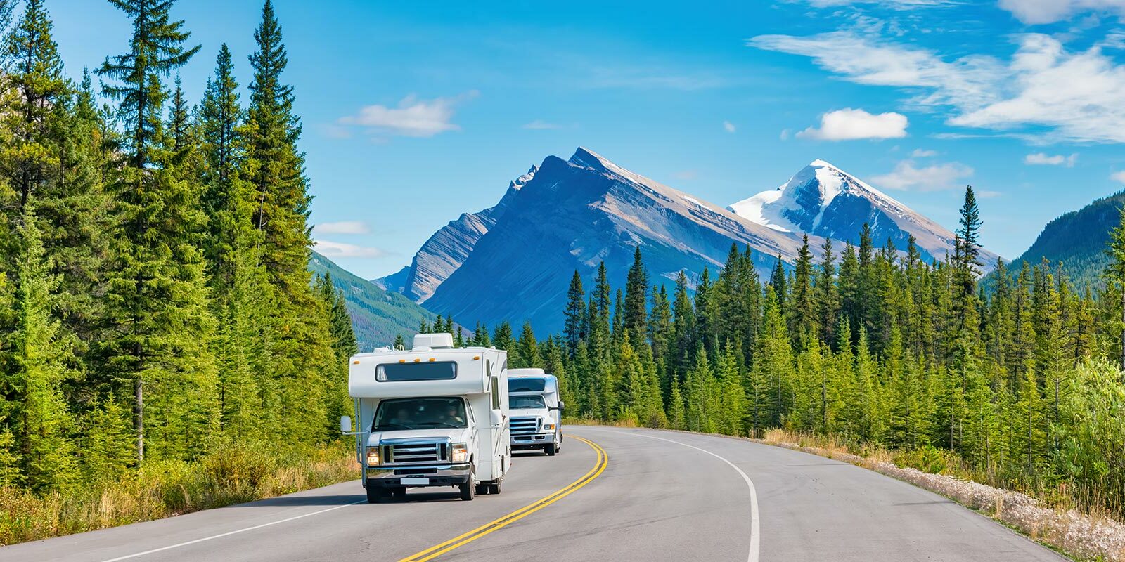 Camper in Alberta | © iStock - benedek